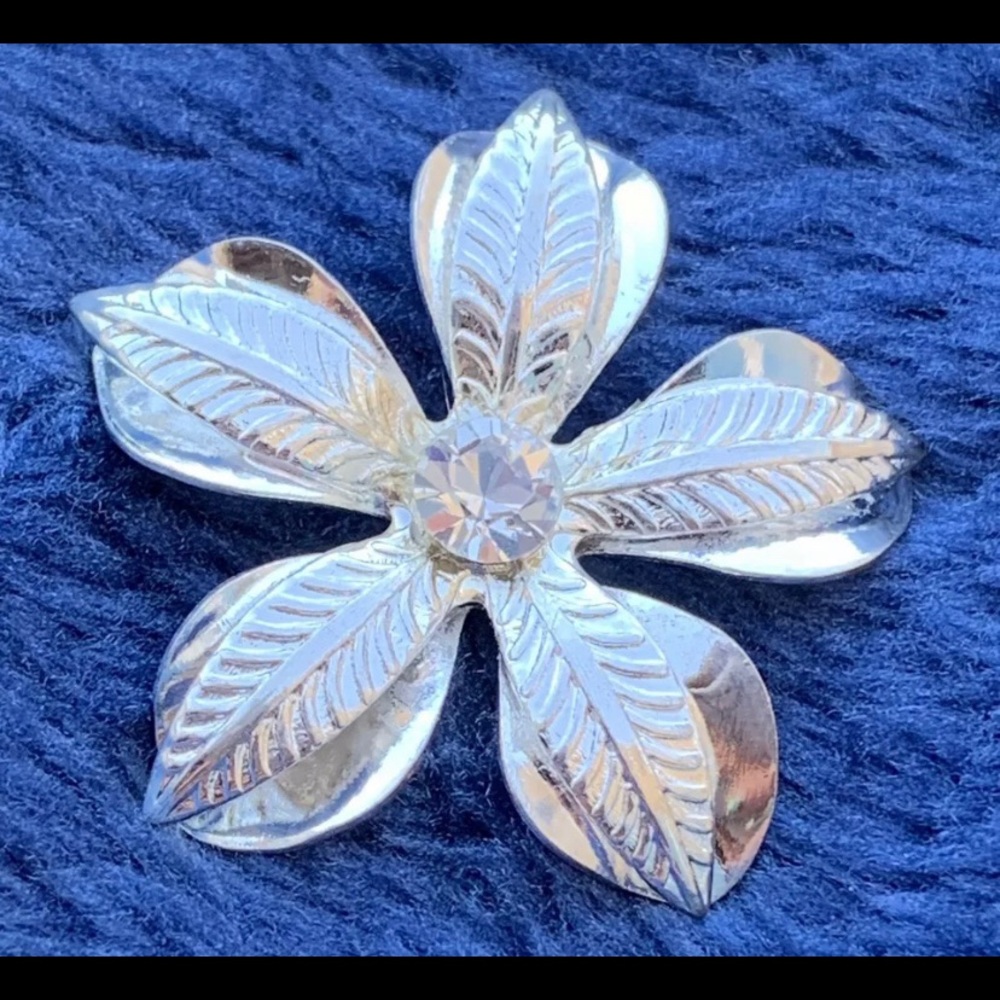 One Flower button silver metal crystal rhinestone
